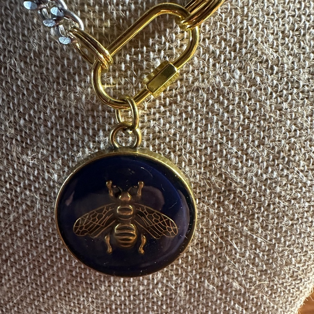 Gucci pendant on aftermarket Bee - Picture 2 of 7